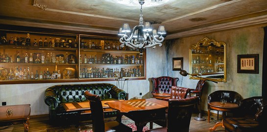 Δοκιμάζοντας ουίσκι στην Αθήνα, σαν σε αποστακτήριο