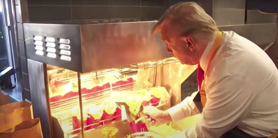 Ο Donald Trump σερβίρει τηγανητές πατάτες στην τοποθεσία McDonald&#39;s (video)