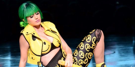 Η Katy Perry δε φιλάει πλέον άλλα κορίτσια