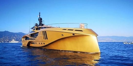 Καμία έκπληξη, το ολόχρυσο γιοτ Khalilah στη Μύκονο