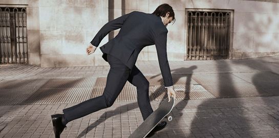 Αυτό το κοστούμι της Mango δεν θέλει σίδερο