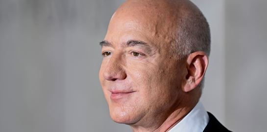 Ο Jeff Bezos δουλεύει ακόμα στο γραφείο που έφτιαξε ο ίδιος από μία πόρτα το 1995