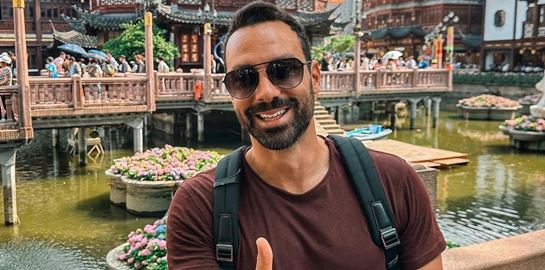 Δυσκολευτήκαμε να αναγνωρίσουμε τον Σάκη Τανιμανίδη 23 χρόνια πριν