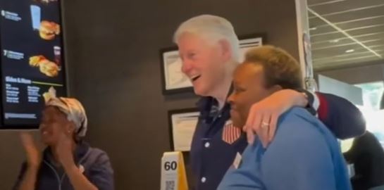 Μπέρδεψε τον Bill Clinton με τον Joe Biden κι έγινε viral (video)