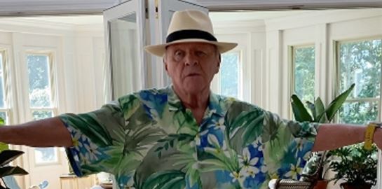 O Anthony Hopkins χορεύει και το Instagram παραληρεί (ξανά)