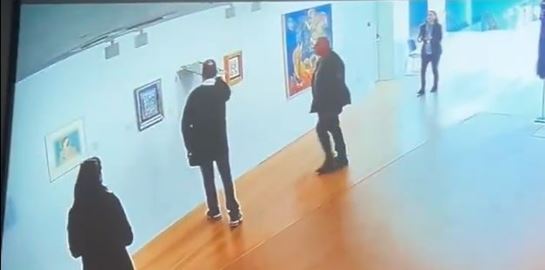 Βίντεο: H στιγμή που βουλευτής της Νίκης βανδαλίζει έργα στην Εθνική Πινακοθήκη