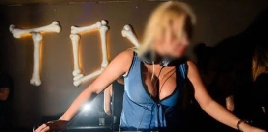 Ποια είναι η DJ Mikaela που συνελήφθη στο πάρτι με τα ναρκωτικά στα Καλύβια