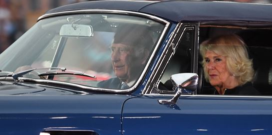 Ο Πρίγκιπας Κάρολος εμφανίστηκε με vintage Aston Martin που λειτουργεί με τυρί και κρασί