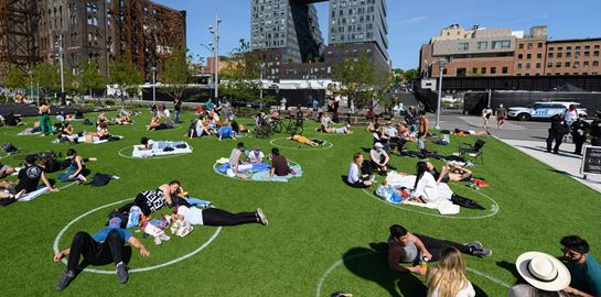 Κοινωνική απόσταση στα πάρκα της Νέας Υόρκης, οι φωτογραφίες