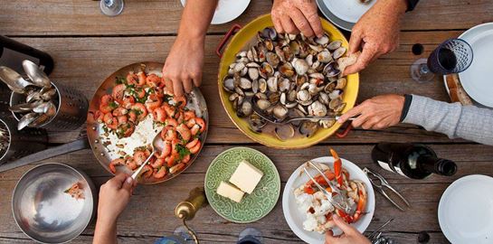 Αναπάντεχα διατροφικά κόλπα για να μην πάρεις κιλά στις διακοπές