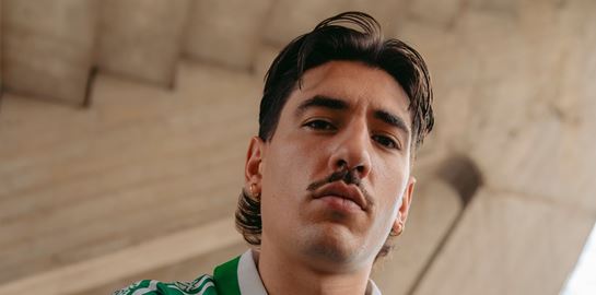 Héctor Bellerín σε vintage ποδοσφαιρικό στυλ