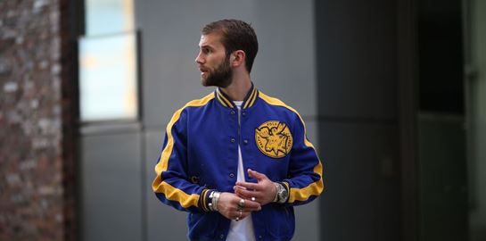 Φορώντας το μάλλον πιο δημοφιλές jacket της άνοιξης