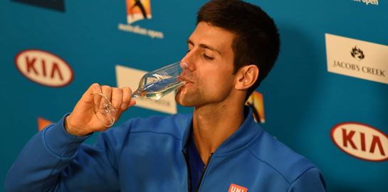 Ο Novak Djokovic αφήνει σιγά σιγά τη ρακέτα και πιάνει το κρασί