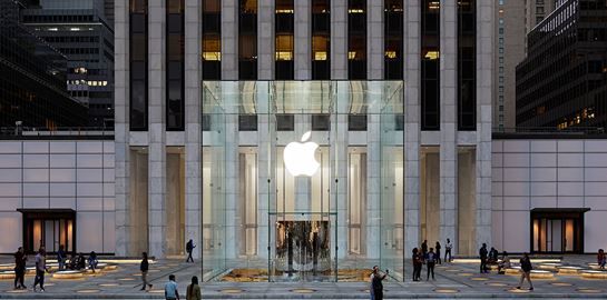 Το θρυλικό κατάστημα της Apple στη Νέα Υόρκη άνοιξε ξανά τις πύλες του