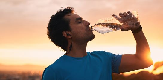 Γιατί το να πίνεις συνεχώς νερό δεν είναι καλή ιδέα