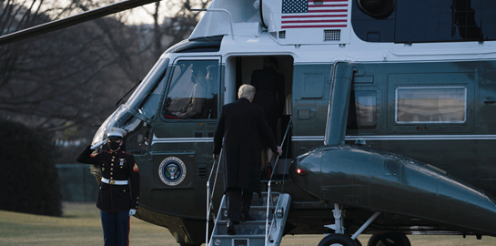 Ο Donald Trump φεύγει αλλά υπόσχεται να επιστρέψει