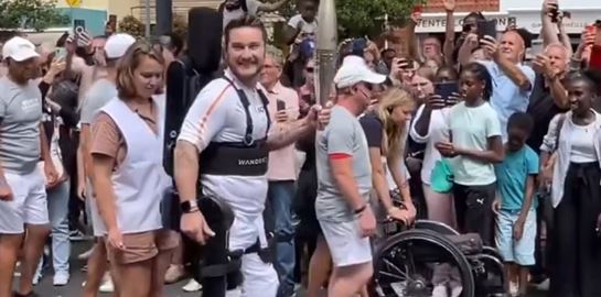 Η συγκλονιστική στιγμή που ένας παραπληγικός αθλητής περπατά ξανά ως λαμπαδηδρόμος στους Ολυμπιακούς Αγώνες 2024