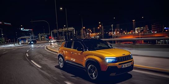 Βολτάροντας στη νυχτερινή Αθήνα με το ηλεκτρικό Jeep Avenger