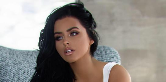 H Abigail Ratchford παίζει το Instagram στα δάχτυλα