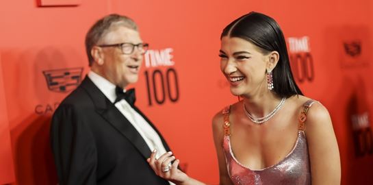 Η Phoebe Gates ποζάρει με μαγιό για πολύ σοβαρό λόγο