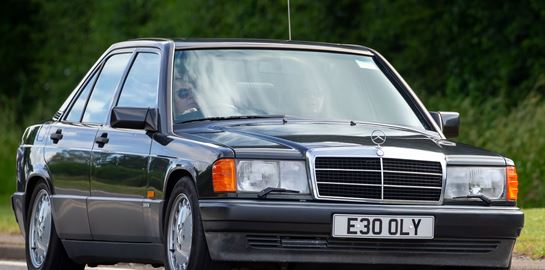 Πώς είναι να οδηγείς μία κλασική Mercedes-Benz 190E εν έτει 2023 και ενώ ανήκεις στη Gen Z;