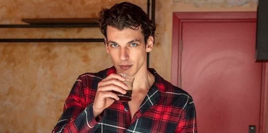 Οι κόκκινες καρό πιτζάμες του Βασίλη Μίχα