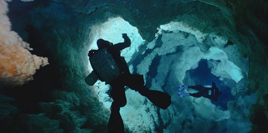 Underwonder, η νέα σειρά ντοκιμαντέρ της Cosmote TV 'βουτά' στα υποβρύχια σπήλαια της Ελλάδας