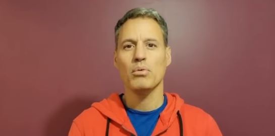 Ο Γρηγόρης Πετράκος λέει πως κάνει εμετό στη μούρη μας