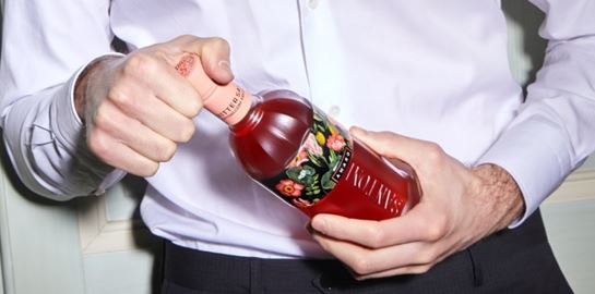 Ο Simone Caporale παρουσιάζει το Amaro Santoni