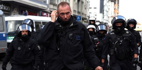 Γερμανός αστυνομικός γονατίζει στον λαιμό ανηλίκου κατά την προσαγωγή