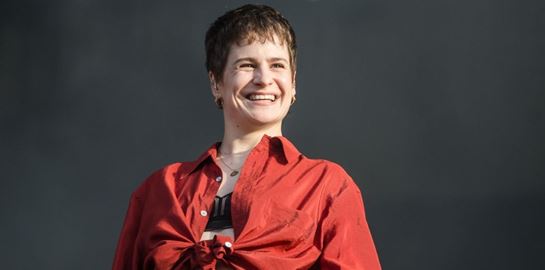 Η επιστροφή του Christine and the Queens είναι γένους αρσενικού