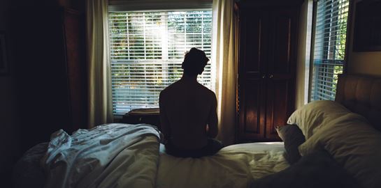 Γιατί ξυπνάς συνέχεια κουρασμένος και πώς το αντιμετωπίζεις