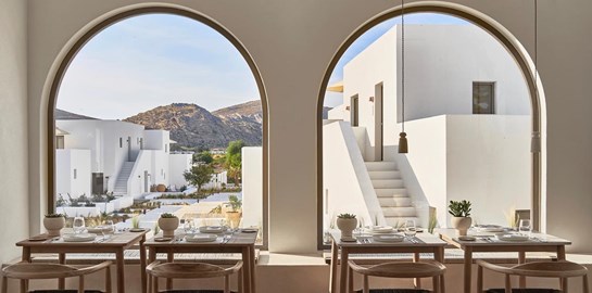 Κάτι νόστιμο μαγειρεύουν Γιάννης Κιόρογλου και Αλέξανδρος Τσιοτίνης στην Πάρο