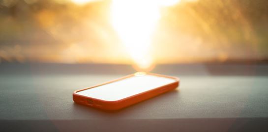 Αφήνεις το κινητό στον ήλιο; Δες τι μπορεί να πάθει