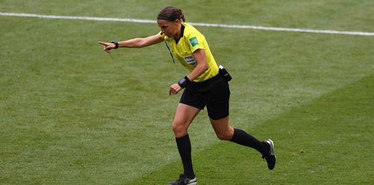 Το ποδόσφαιρο έχει ανάγκη γυναίκες σαν την Stephanie Frappart