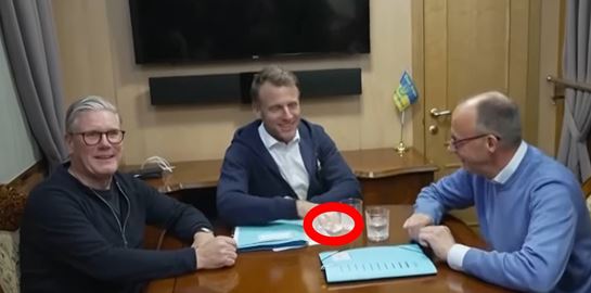 Τι χαρτάκι έκρυψε τελικά ο Emmanuel Macron στο βίντεο που έχει γίνει viral;