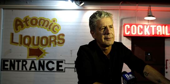 Anthony Bourdain: Ο άνθρωπος που έφαγε τον κόσμο και κατασπάραξε τον ίδιο του τον εαυτό