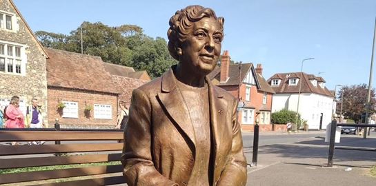 Άγαλμα της Agatha Christie στην πόλη, στην οποία έζησε για 42 χρόνια