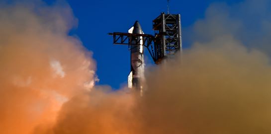 Χάος μετά την έκρηξη του πυραύλου του Elon Musk - Aεροπλάνα άλλαξαν πορεία για να αποφύγουν τα συντρίμμια (video)