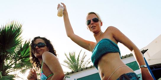 Ίμπιζα εναντίον μεθυσμένων τουριστών