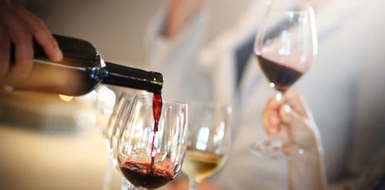 Το σερβίρισμα του κρασιού από έναν expert