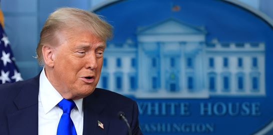 O Donald Trump &#39;ντύθηκε&#39; Superman και είναι ό,τι πιο cringe είδαμε τελευταία