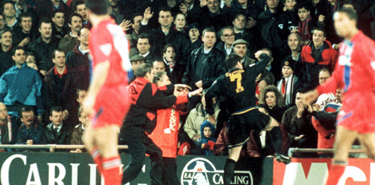 Όταν ο Eric Cantona έριχνε κλωτσιά στον ρατσισμό