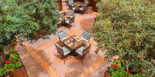 Ένας μυστικός κήπος στο αίθριο του Alexander’s Lounge