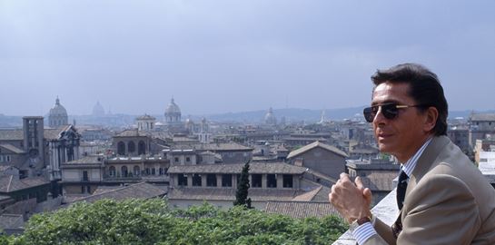 Valentino Garavani 1932-2026 | Η κομψότητα ως τέχνη μέσα από το έργο του αείμνηστου σχεδιαστή μόδας