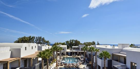 Το 5* Radisson Blu Zaffron στη Σαντορίνη άνοιξε τις πύλες του