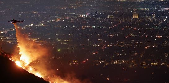 Φωτιά στο Λος Άντζελες: Πέντε νεκροί, 100.000 εγκατέλειψαν τα σπίτια τους