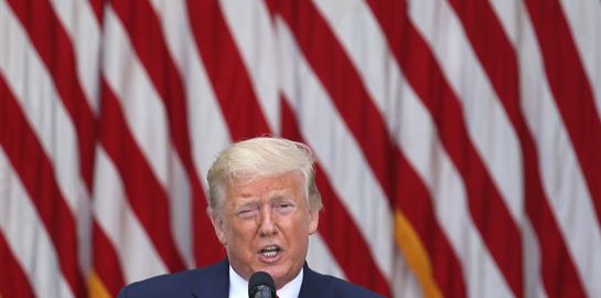 Ο Donald Trump πουλά όπλα εν μέσω πανδημίας