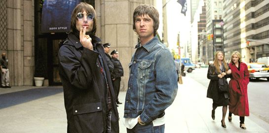 Οι αιώνιες κόντρες των αδελφών Gallagher και το θαύμα των Oasis