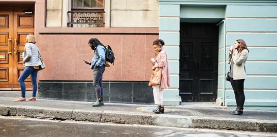 Γιατί δεν χαλαρώνουν τα μέτρα κατά του κορονοϊού στην Ελλάδα